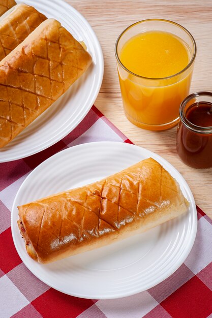 Apéritif rôti brésilien farci de viande hachée, jambon et sauce tomate