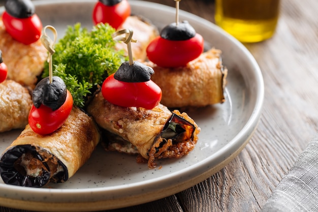 Apéritif de rouleaux d'aubergine sur une assiette