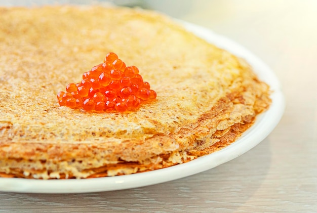 Apéritif russe traditionnel de crêpes et de caviar rouge plat cher sur Shrovetide avant le carême