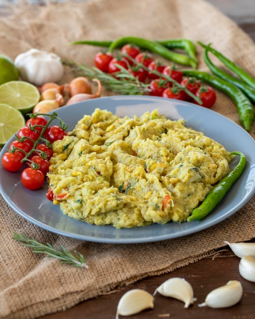 Apéritif sicilienne repas sains avec aubergine oignon poivrons rouges rôtis persil