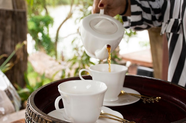 Apéritif Et Tasse De Théière Pour L'heure Du Thé Pour Les Voyageurs Et Les  Invités Sur La Terrasse Extérieure Du Restaurant De L'hôtel De Villégiature  En Thaïlande