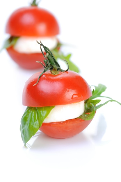 Apéritif tomate cerise avec mozzarella et basilic, roquette