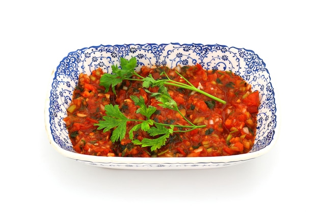 Un apéritif turc épicé Acili ezme fait avec des tomates, du poivre, du persil, de l'huile d'olive à la menthe