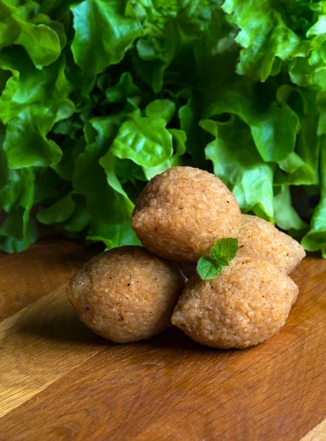 Apéritif de viande arabe Kibbeh. Kibbeh arabe traditionnel avec de l'agneau et des pignons. Fermer.