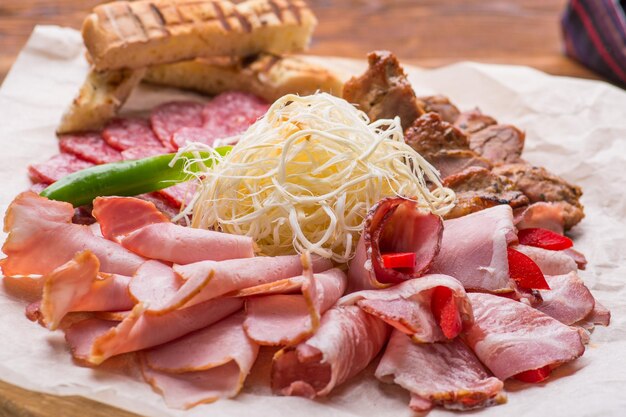 Apéritif de viande et de fromage pour la bière