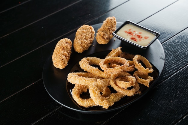 Photo apéritif de viande panée et rondelles d'oignon