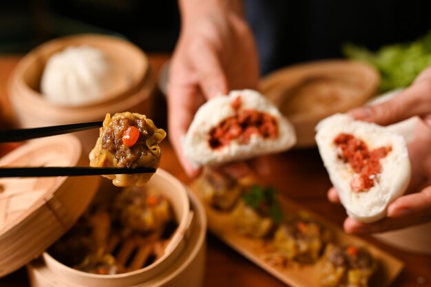 Apéritifs chinois avec de délicieuses boulettes de crevettes cuites à la vapeur et un petit pain de porc cuit à la vapeur