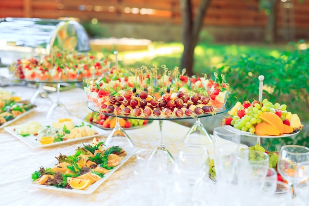 Photo apéritifs de fête sur des bâtons en bois