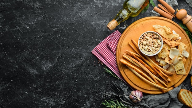 Apéritifs salés pour la bière Collations et cacahuètes Vue de dessus Espace de copie gratuit