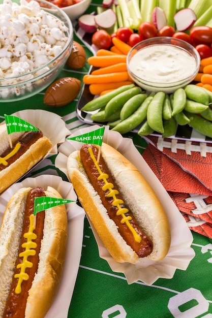 Apéritifs sur la table pour la fête du football.