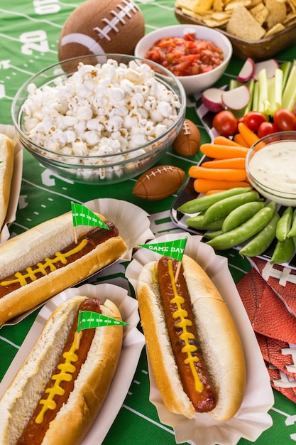 Apéritifs sur la table pour la fête du football.