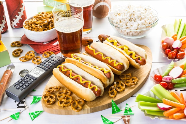 Apéritifs sur la table pour la fête du football.