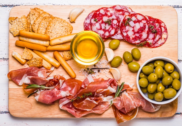 Apéritifs de viande sur une planche de bois