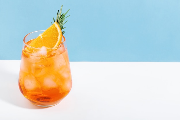 aperol avec de la glace dans des verres sur fond bleu et blanc