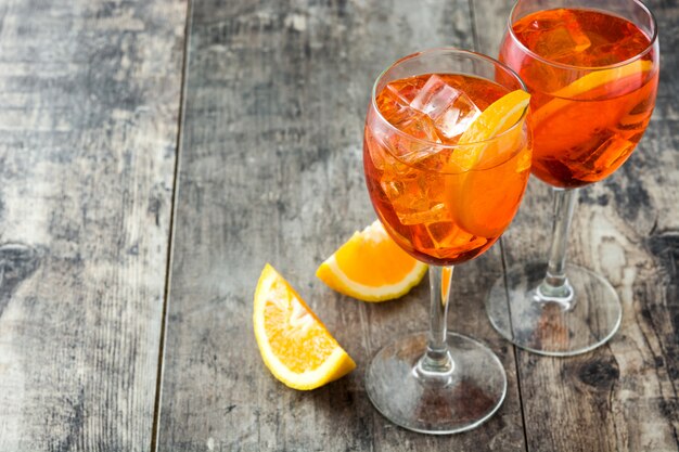 Aperol spritz cocktail en verre sur table en bois