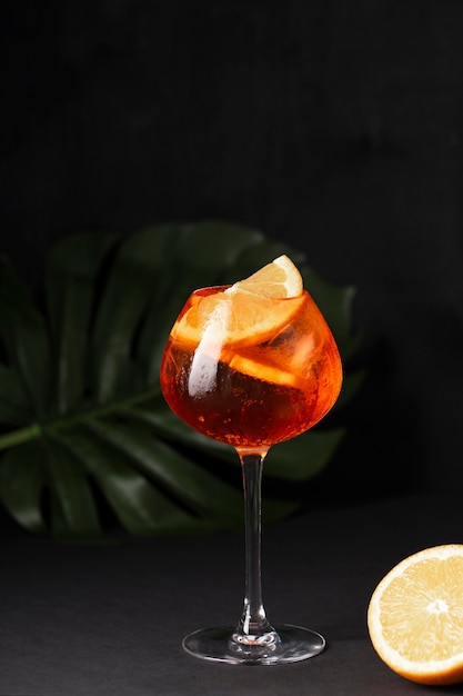 Aperol spritz dans un verre avec de la glace et de l'orange