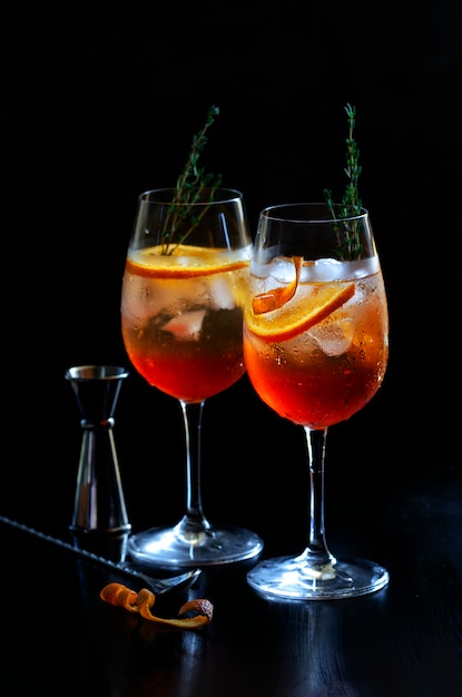 Aperol Spritz avec des outils de barman dans la barre