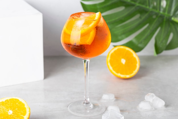 Aperol spritz sur table blanche et grise