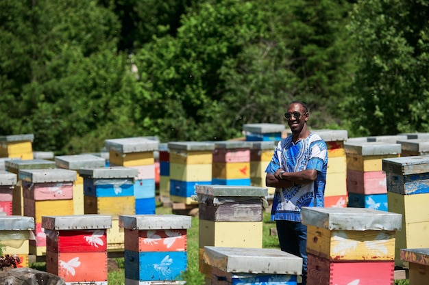 apiculteur africain producteur de miel noir local propriétaire de petite entreprise sur la ferme apicole