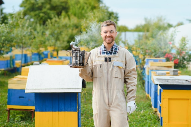 Apiculteur apicole au travail abeilles en vol