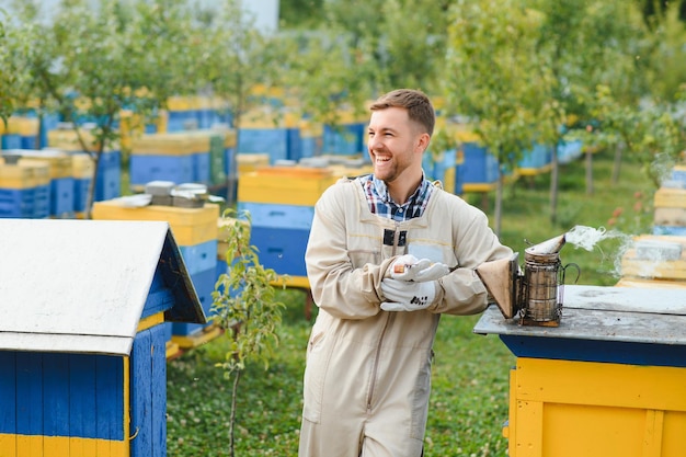 Apiculteur apicole au travail abeilles en vol