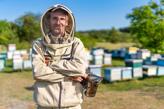 Apiculteur en tenue d'apiculture protectrice Portrait d'un bel apiculteur