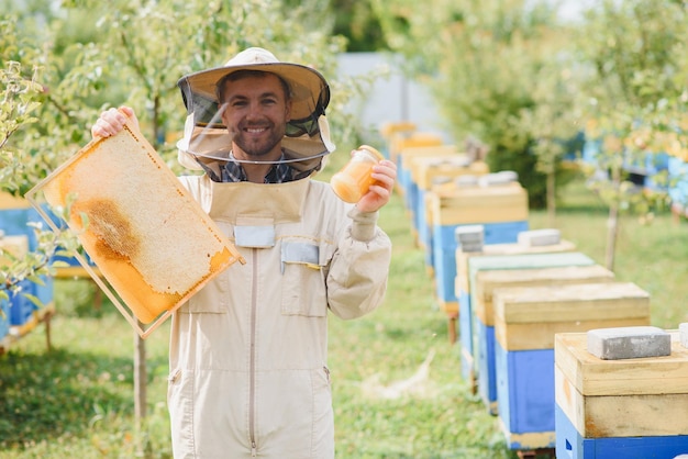 Apiculteur travaillant à collecter du miel Concept d'apiculture