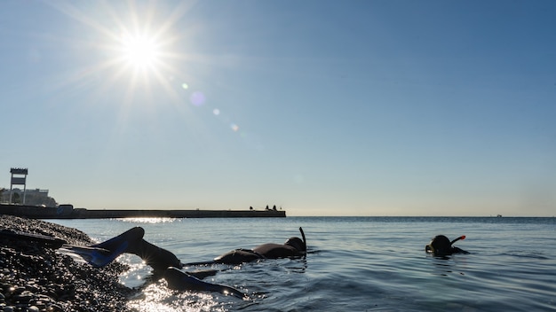 Apnéiste en combinaison avec palmes prêt à plonger dans la mer Noire. Sotchi, Russie.
