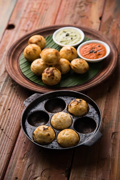 Appam ou Mixed dal ou Rava Appe servi sur fond de mauvaise humeur avec chutney vert et rouge. Une recette de petit-déjeuner populaire en forme de boule dans le sud de l'Inde. Mise au point sélective