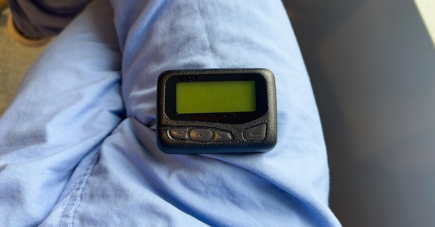 Un appareil avec un écran dessus est sur le bras d'une personne.