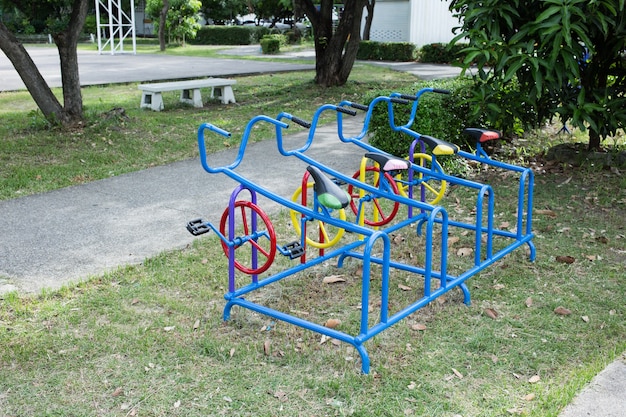 Photo appareil d'exercice bleu de la rue dans le parc.