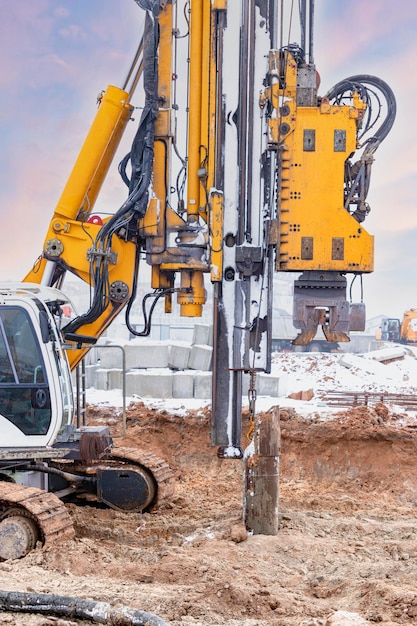 Un appareil de forage puissant pour l'épluchage sur un chantier de construction. Exploitation de la plate-forme de forage dans des conditions nordiques. Fondations sur pieux. Pieux forés.