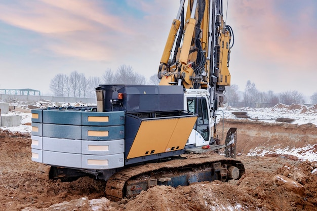 Un appareil de forage puissant pour l'épluchage sur un chantier de construction. Exploitation de la plate-forme de forage dans des conditions nordiques. Fondations sur pieux. Pieux forés.