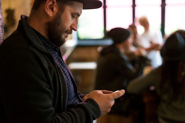 Appareil numérique reliant les personnes entre elles