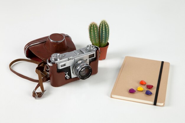 Appareil photo, cactus et cahier