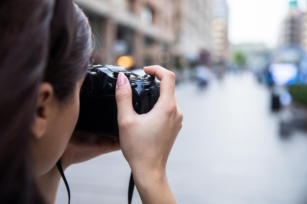 Appareil photo à main femme dans la rue backgroundxA