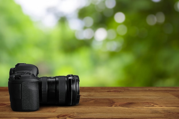 Appareil photo moderne bouchent sur une terrasse en bois isolée