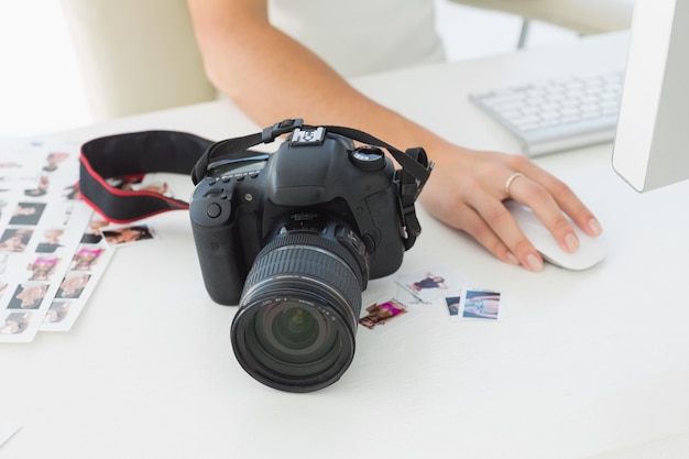 Appareil photo numérique sur le bureau de photographes