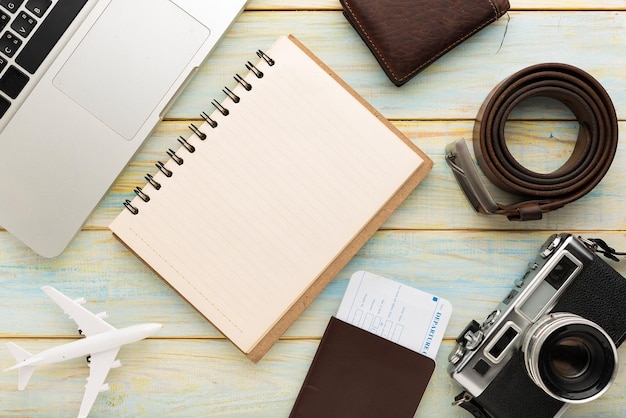 Un appareil photo et un ordinateur portable avec un livre sur la table.