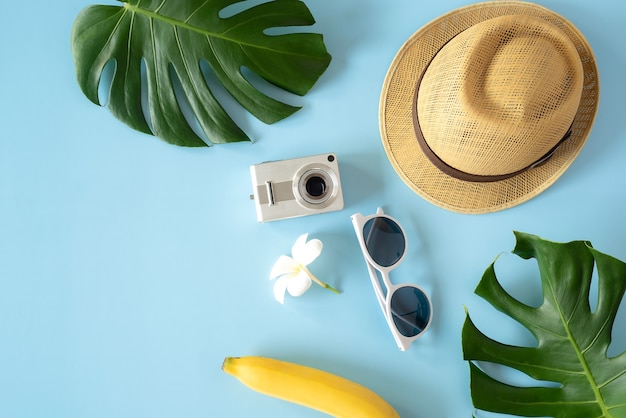 Appareil photo rétro avec avion jouet sur fond bleu pastel avec espace de copie Concept de vacances d'été