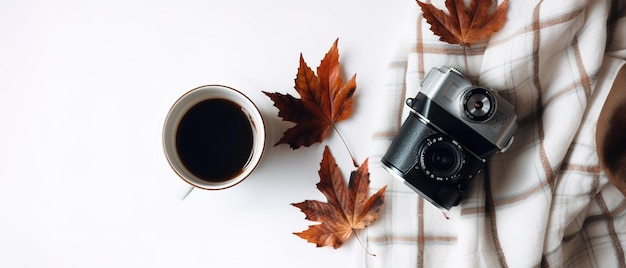 Un appareil photo et une tasse de café sur une table