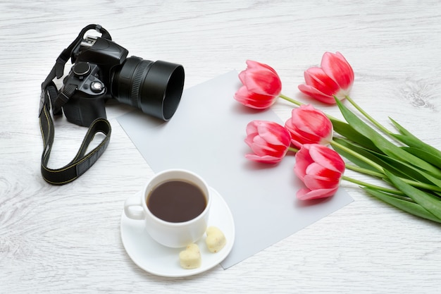 Appareil Photo, Tasse De Café Et Tullips Roses