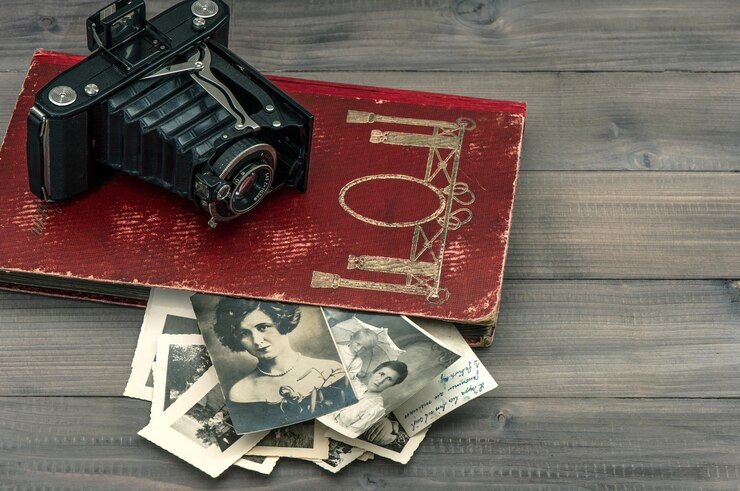 Photo appareil photo vintage et album avec de vieilles photos nostalgie