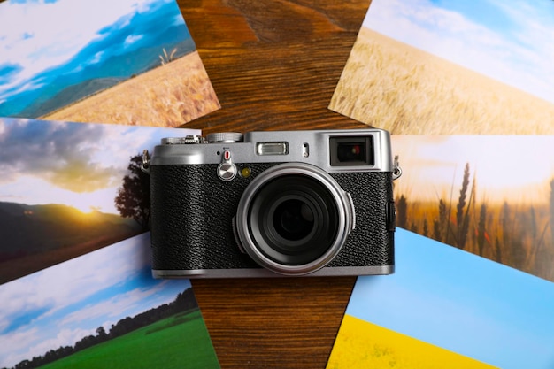 Appareil photo vintage et belles images imprimées sur une table en bois à plat Passe-temps créatif