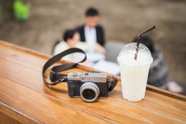 Appareil photo vintage avec café glacé sur une table en bois