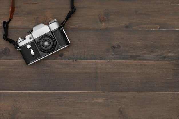 Appareil photo vintage sur fond en bois