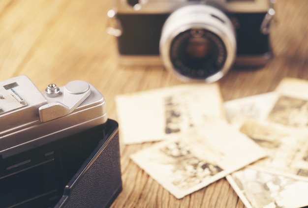 Photo appareil photo vintage sur fond de vieilles photos