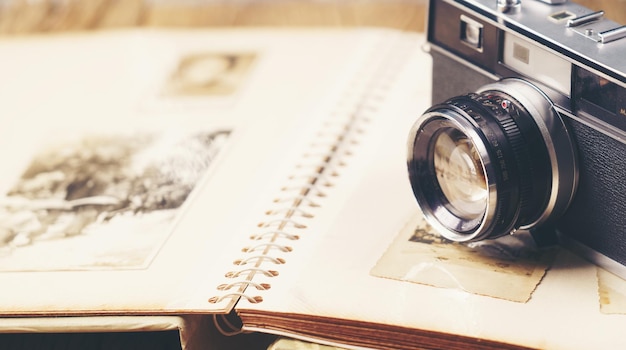 Photo appareil photo vintage sur fond de vieilles photos