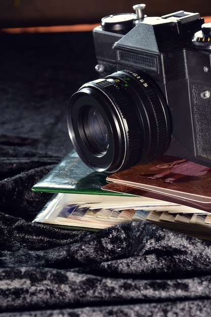 Appareil photo vintage avec des photographies antiques et des livres photo