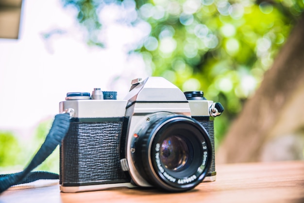 Appareil photo vintage sur une table en bois